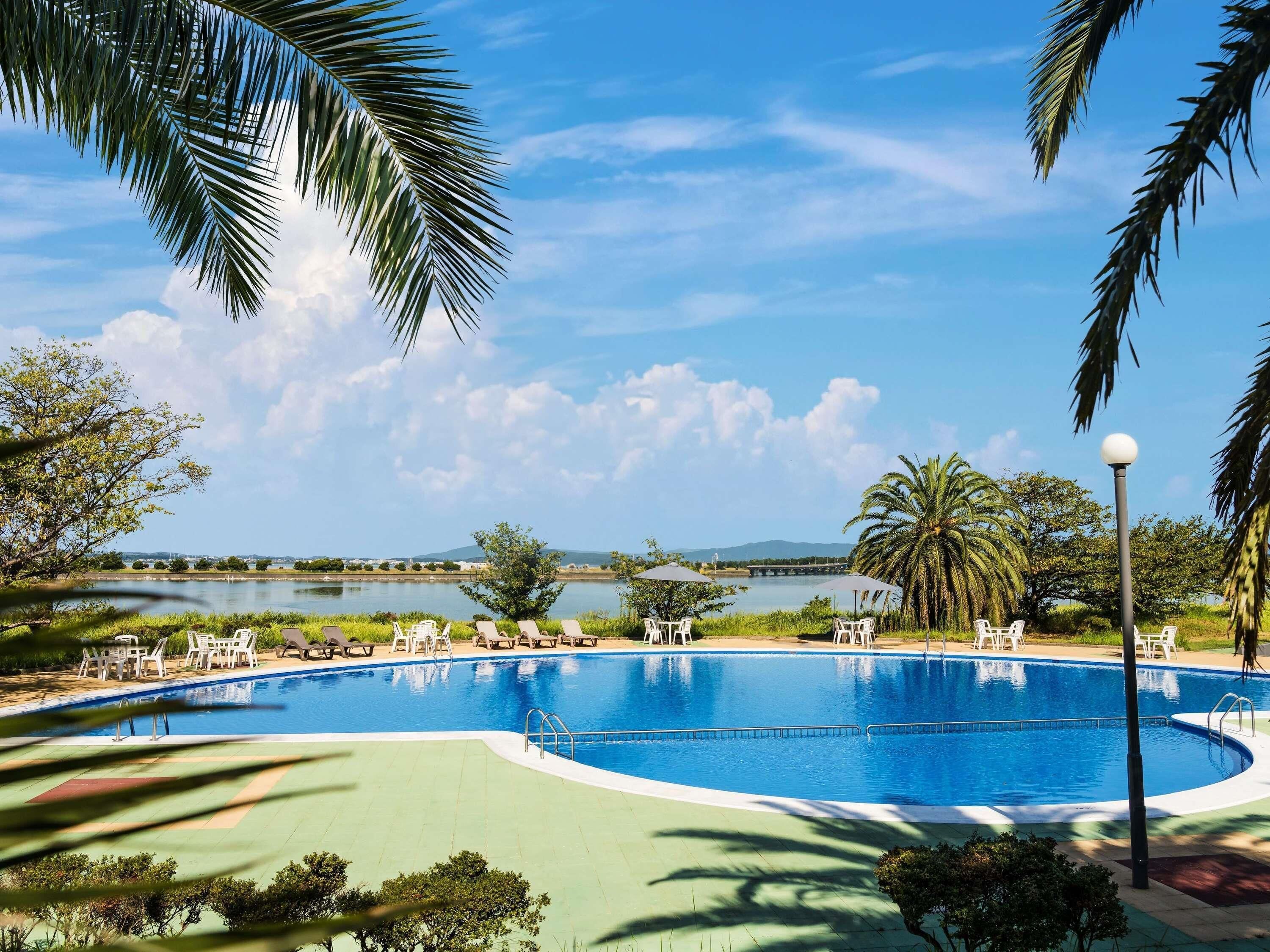 Una piscina al aire libre de temporada