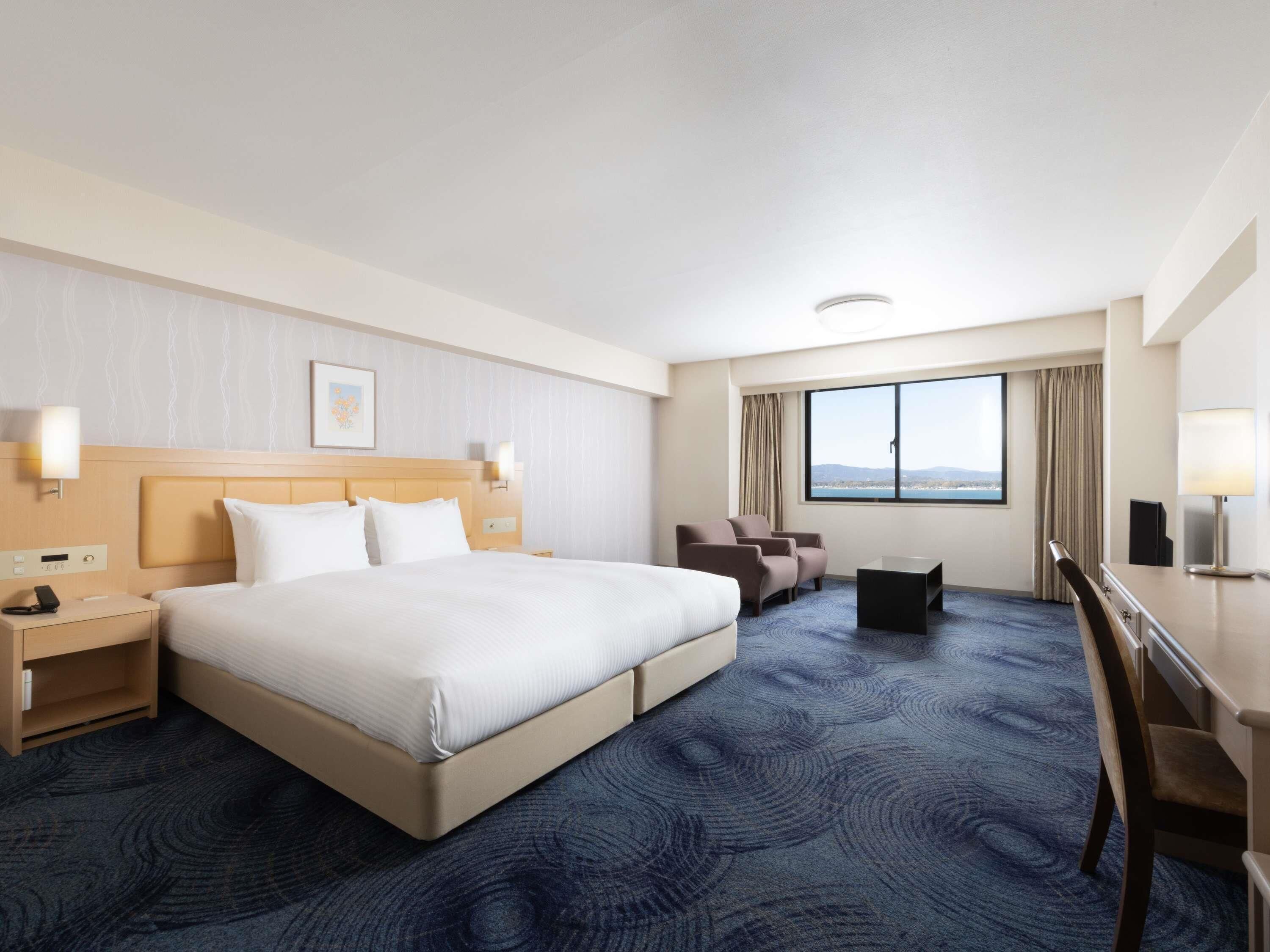 Habitación clásica, 1 cama matrimonial | Caja de seguridad en la habitación y tabla de planchar con plancha 