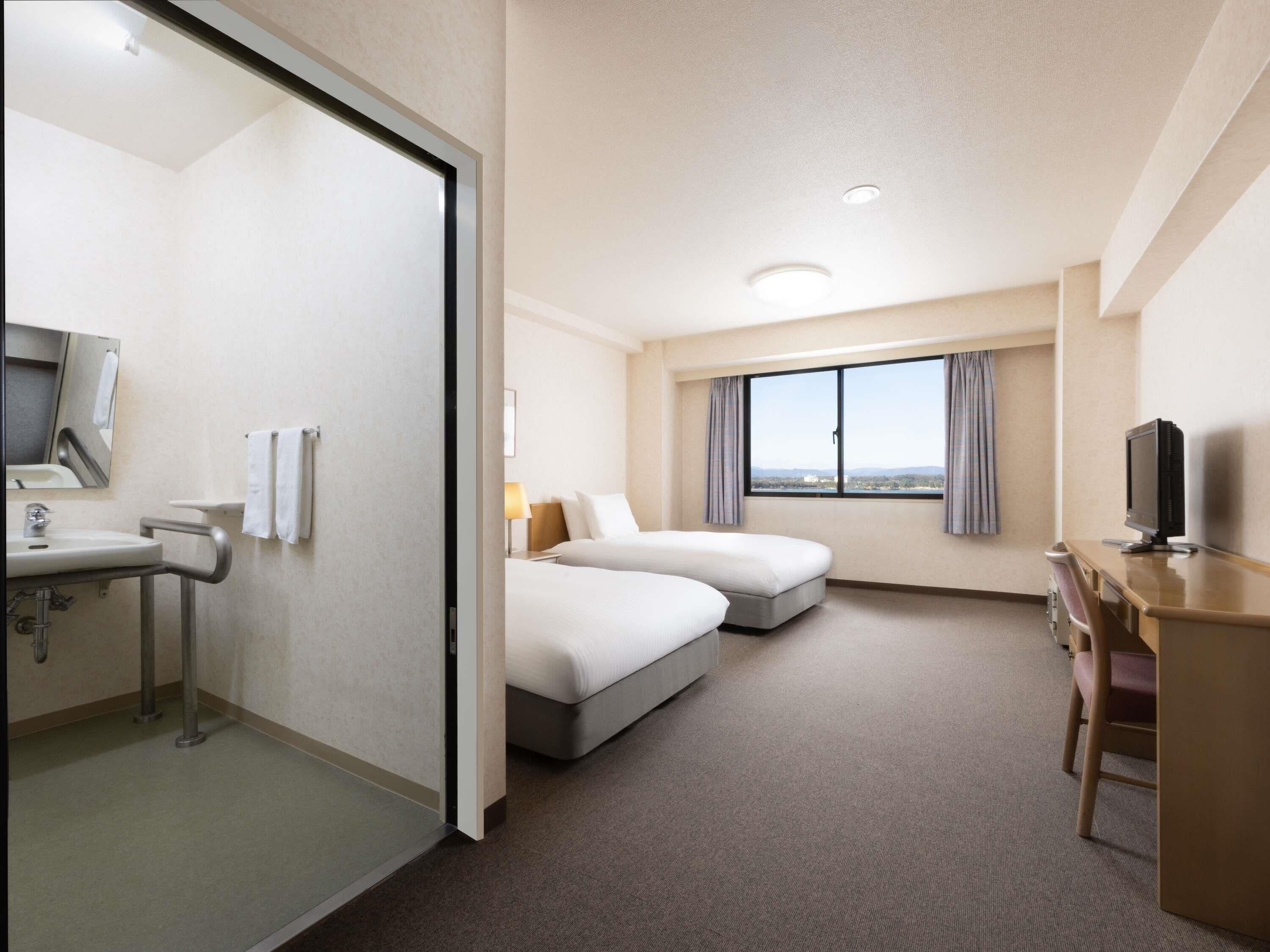 Habitación clásica, 2 camas individuales, con acceso para personas discapacitadas | Caja de seguridad en la habitación y tabla de planchar con plancha 