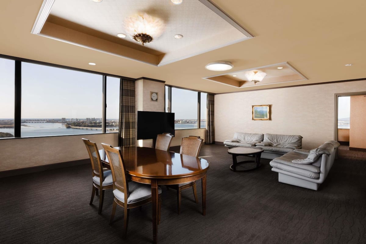 Classic Suite, 2 Twin Beds | In-room safe, iron/ironing board, free WiFi, bed sheets