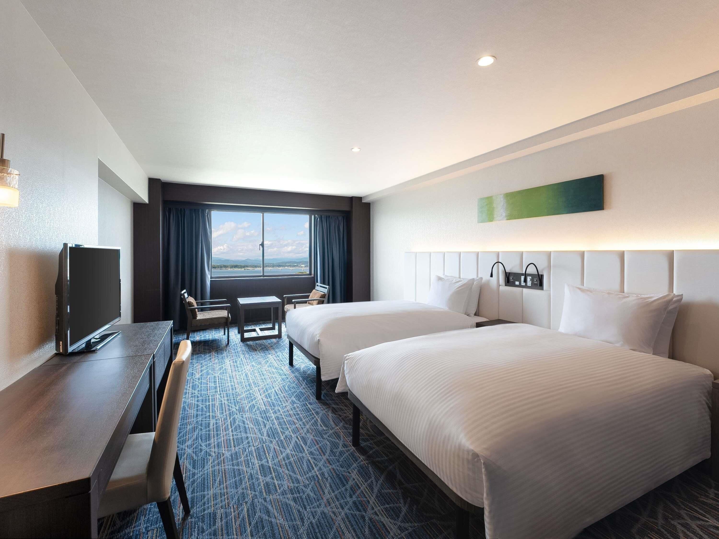 Habitación estándar, 2 camas individuales | Caja de seguridad en la habitación y tabla de planchar con plancha 