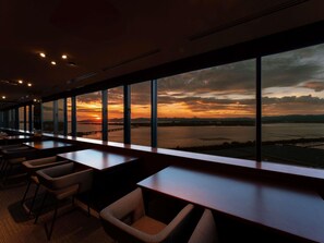 Habitación familiar, varias camas | Caja fuerte, tabla de planchar con plancha, wifi gratis y ropa de cama