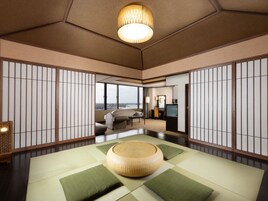 经典套房, 多张床 (Japanese Western Style) | 客房内保险箱、熨斗/熨板、免费 WiFi、床单