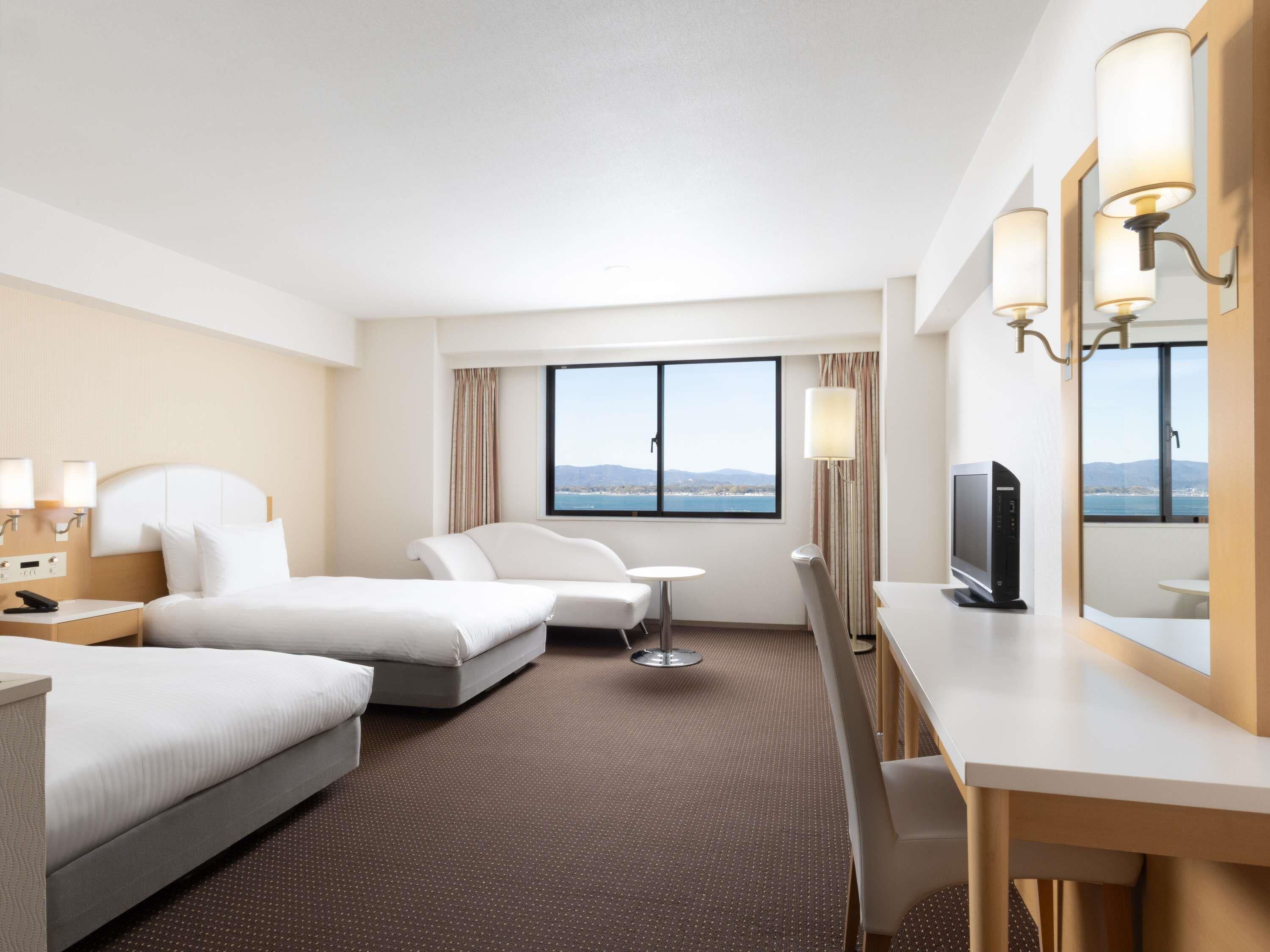 Habitación estándar, 2 camas individuales (Shower Booth) | Caja de seguridad en la habitación y tabla de planchar con plancha 