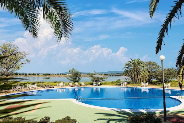 Una piscina al aire libre de temporada