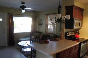 คลาสสิกคอทเทจ, 1 ห้องนอน, ปลอดบุหรี่ | บริเวณนั่งเล่น | ทีวีจอแบน