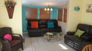Classic Cottage, 1 Bedroom, Non Smoking | Living area | Flat-screen TV