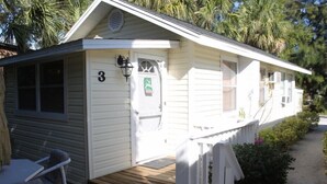 Front of property - Sunset Beach Cottages (Treasure Island)