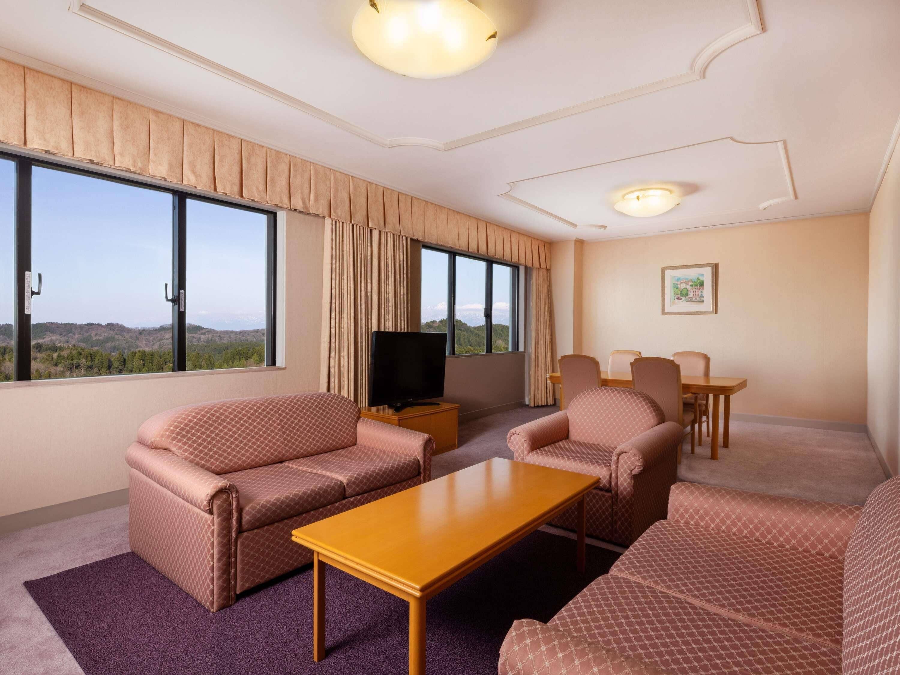 经典套房, 多张床 | 高档床上用品、羽绒被、客房内保险箱、办公桌