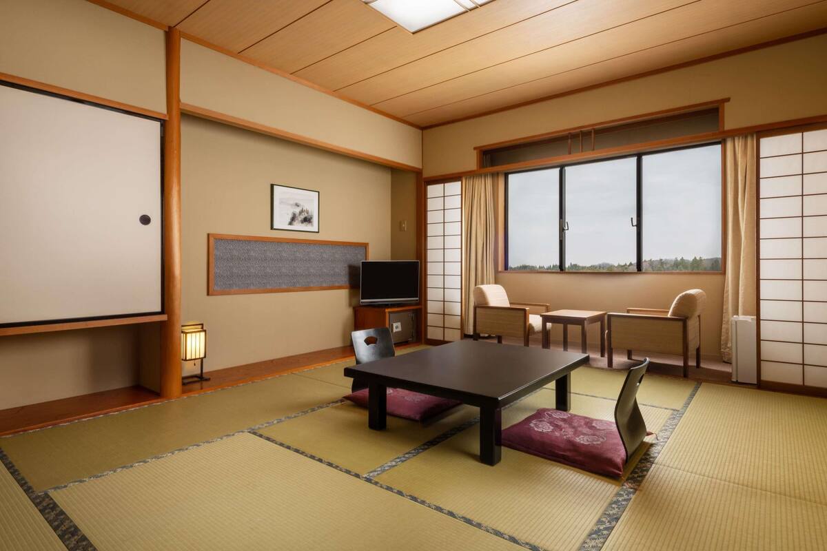 和室 | 高級寝具、羽毛の掛け布団、セーフティボックス (室内)、デスク