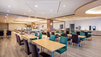 5 restaurants, lunch, dinner served; French cuisine