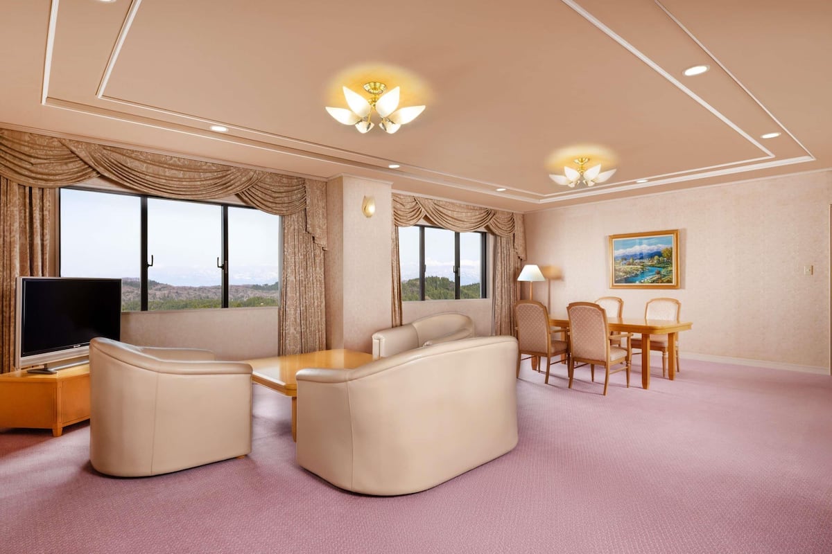 Deluxe Suite, Multiple Beds | Premium bedding, down comforters, in-room safe, desk