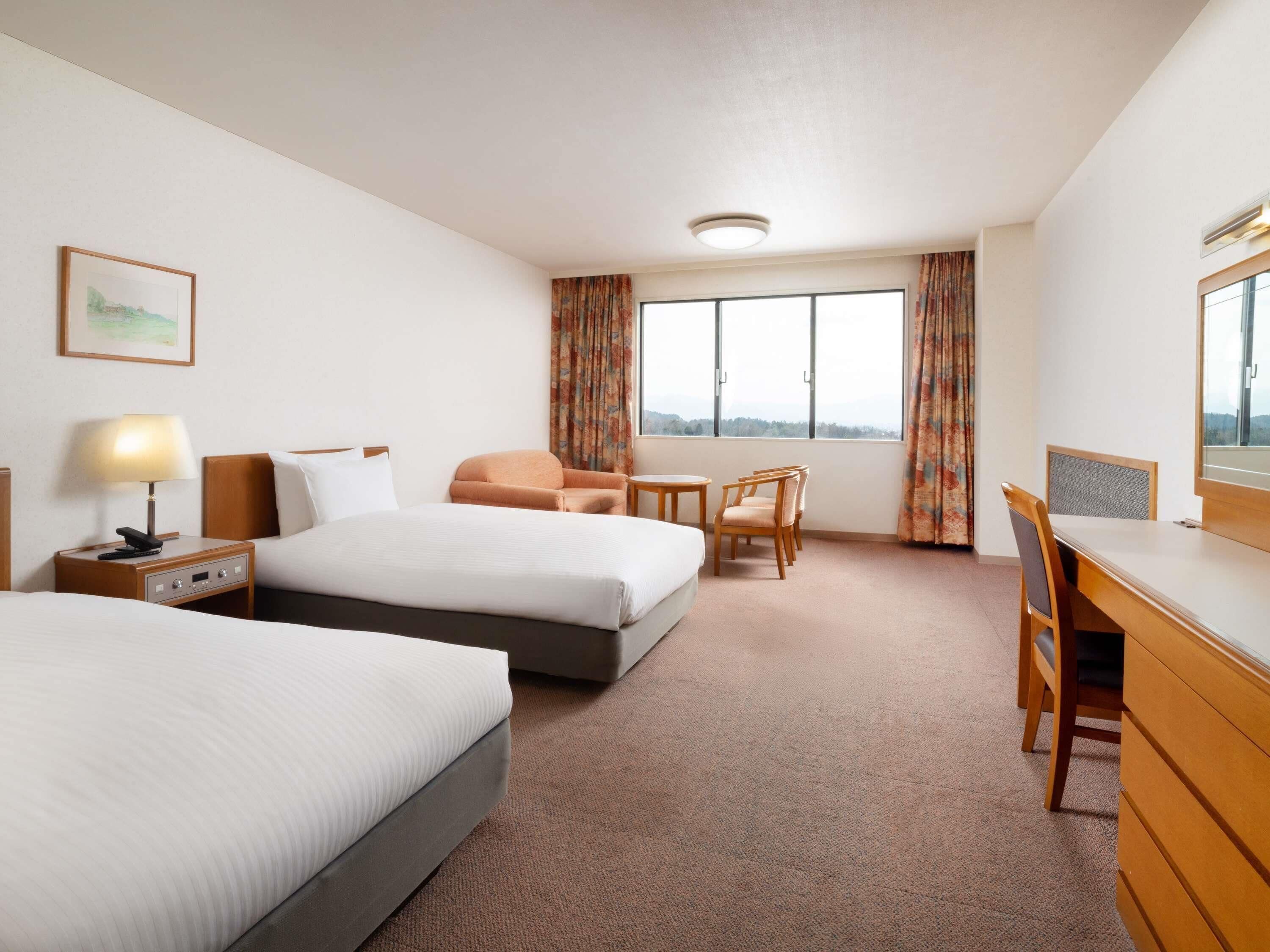 高档床上用品、羽绒被、客房内保险箱、办公桌