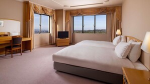 Suite – deluxe, flere senger | Sengetøy av topp kvalitet, dundyner, safe på rommet og skrivebord
