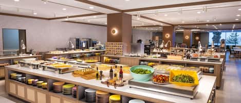 Daily buffet breakfast (JPY 3200 per person)