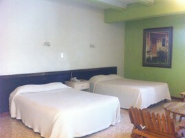 Escritorio, tabla de planchar con plancha y cunas gratuitas 