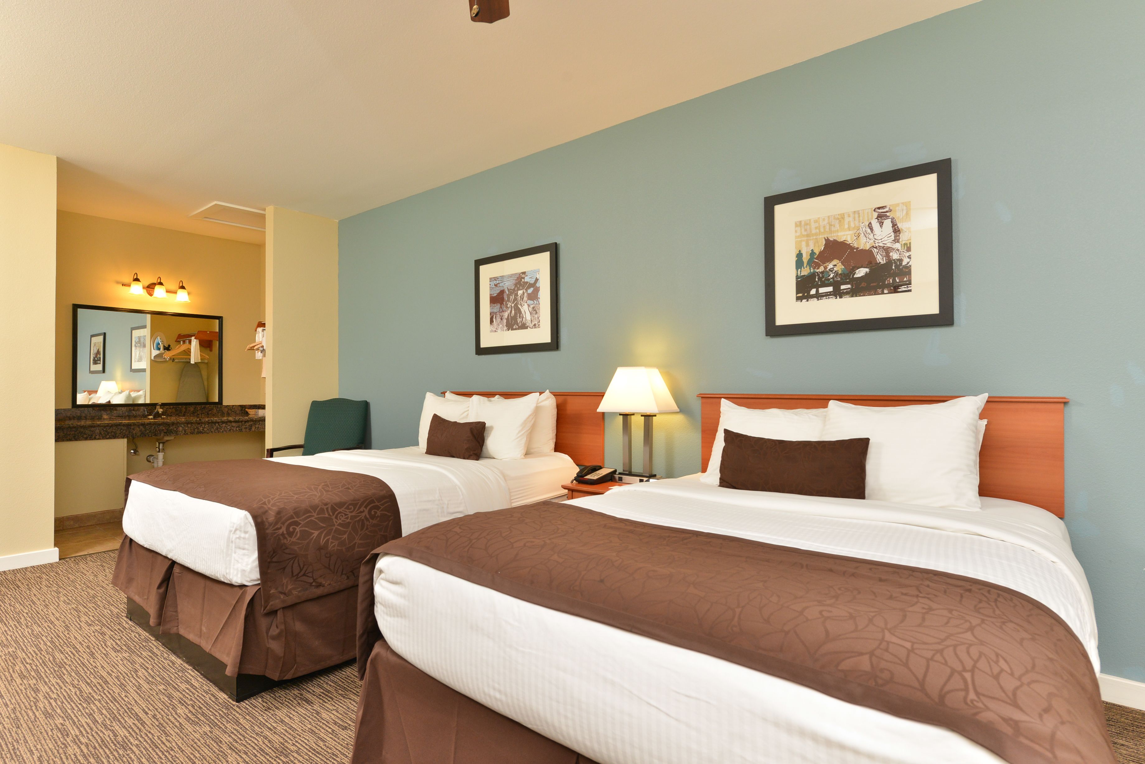 Kahden hengen standard-huone, 2 keskisuurta parisänkyä | Työpöytä, silitysrauta/-lauta, ilmaiset vauvansängyt, lisävuoteet