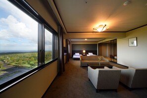 Suite superior, para no fumadores, vista al océano | Caja de seguridad en la habitación y escritorio 