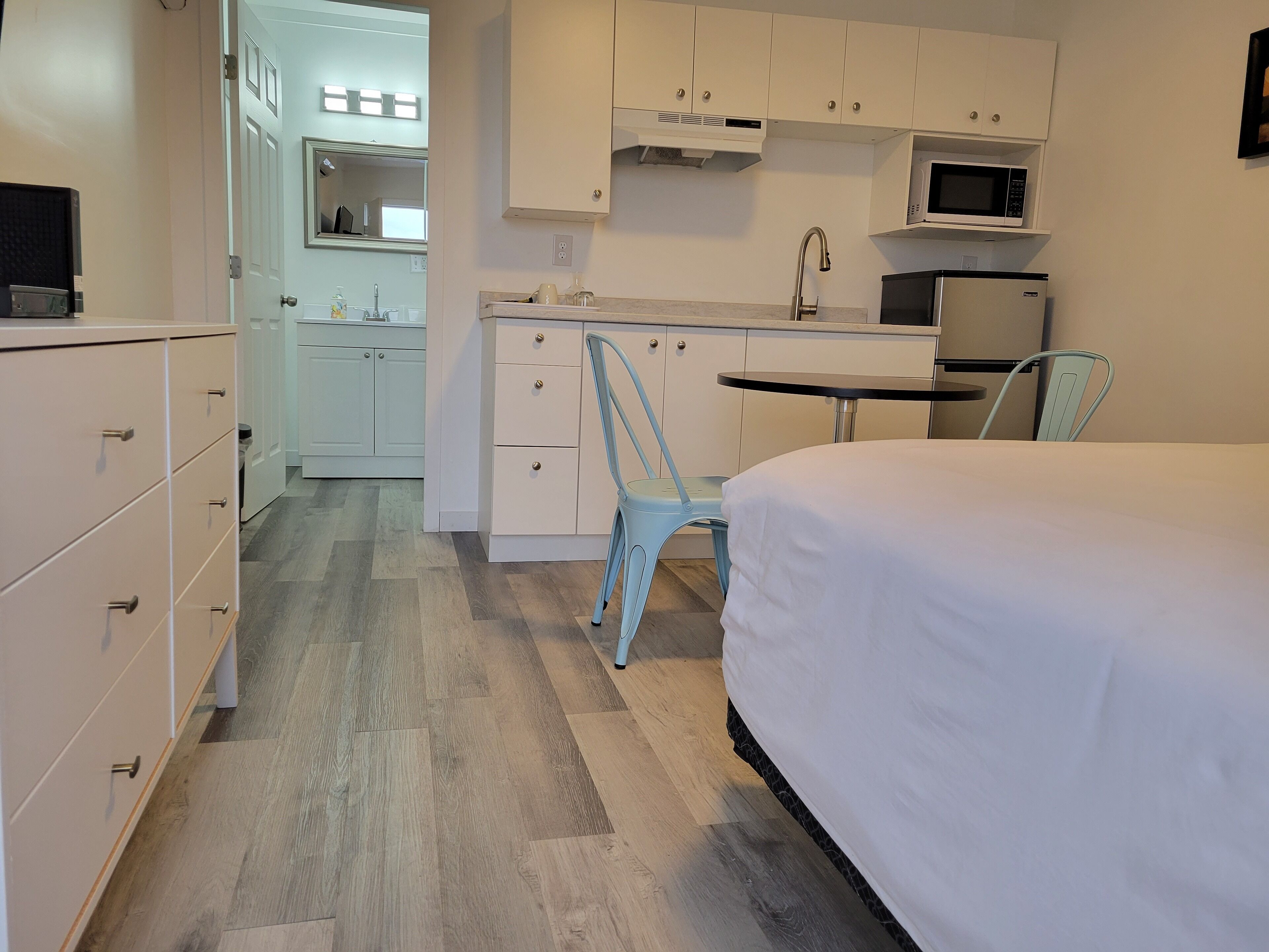 Standardzimmer, 1 Queen-Bett, Kochnische | Kostenlose Minibar, individuell dekoriert, individuell eingerichtet
