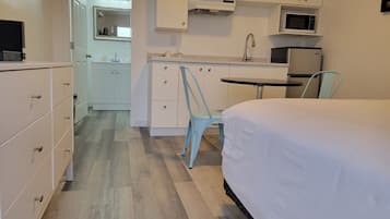 Standardzimmer, 1 Queen-Bett, Kochnische | Kostenlose Minibar, individuell dekoriert, individuell eingerichtet