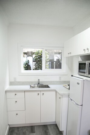 Family Suite, 2 Bedrooms, Kitchenette, Ocean View | Private kitchen | Fridge, microwave, coffee/tea maker, electric kettle