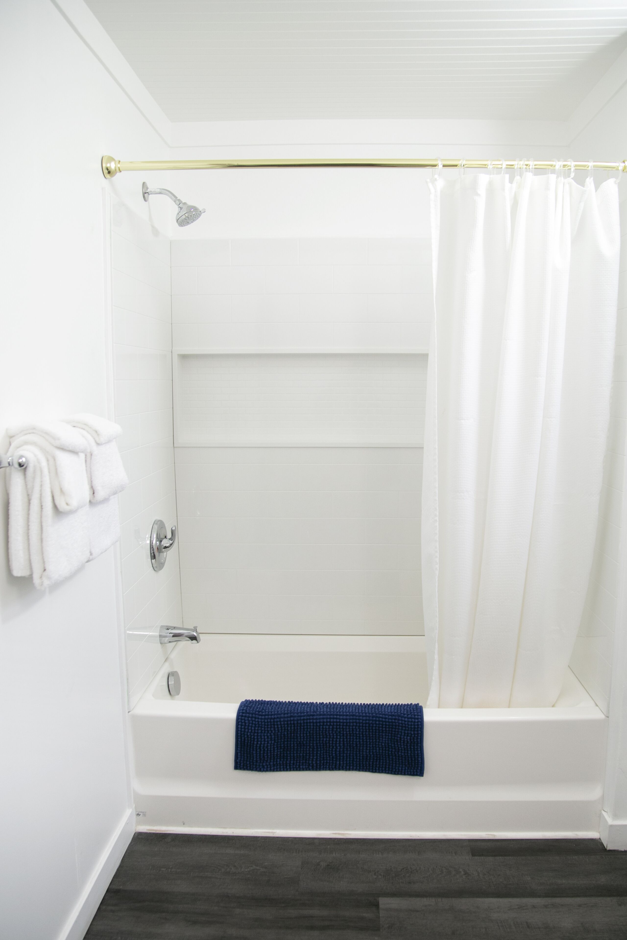 Kostenlose Toilettenartikel, Haartrockner, Handtücher