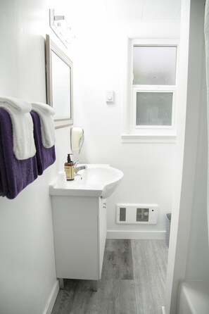 Standard Room, 1 Queen Bed, Kitchenette | Bathroom | Free toiletries, hair dryer, towels - Westview Centre Motel Ltd. (Powell River)