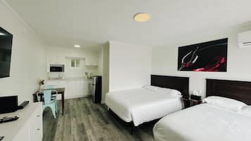 Huone, 2 parisänkyä, keittotila, valtamerinäköala | Ilmaiset minibaarituotteet, yksilöllisesti sisustettu