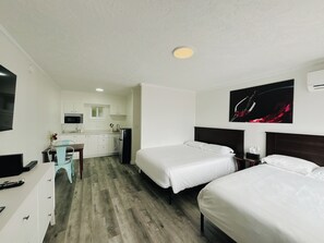 Kitchenette , 2 Double Beds Room, Ocean View | Free minibar, individually decorated, individually furnished, desk - Westview Centre Motel Ltd. (Powell River)