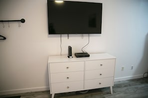 Free minibar, individually decorated, individually furnished, desk - Westview Centre Motel Ltd. (Powell River)