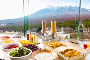 Daily buffet breakfast (JPY 1815 per person)