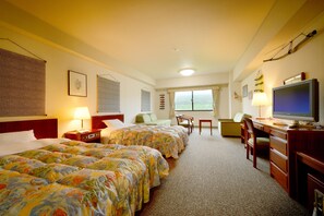 Caja fuerte, tabla de planchar con plancha, camas supletorias