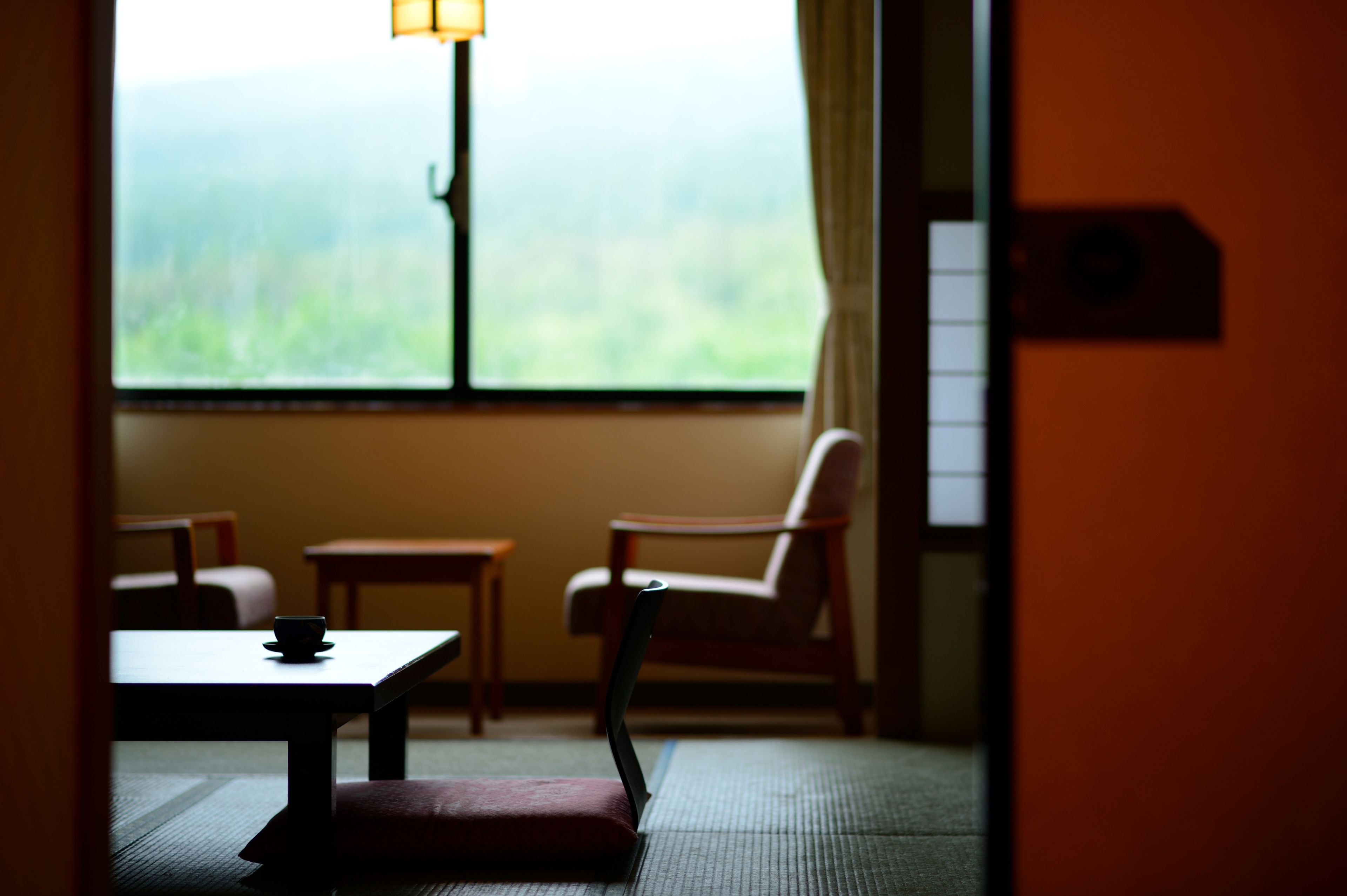 Traditionellt rum - utsikt mot bergen | Värdeförvaringsskåp på rummet, strykjärn/strykbräda och extrasängar