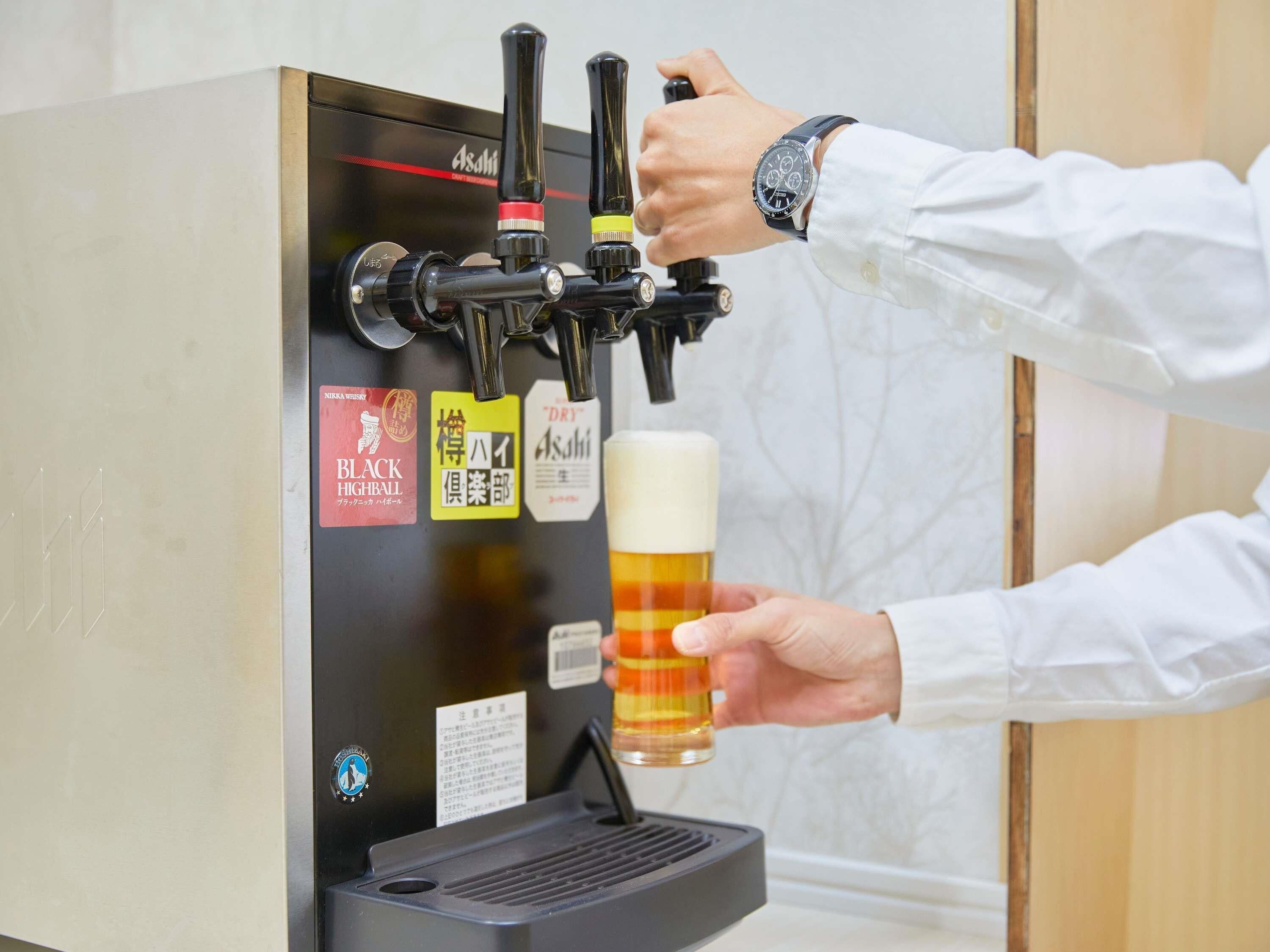 En person som tappar upp öl i ett glas från en kran.