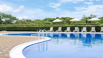 Seasonal outdoor pool