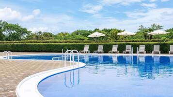 Seasonal outdoor pool