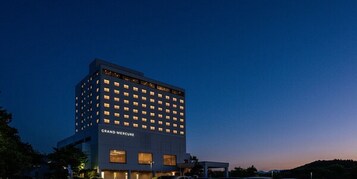Ein mehrstöckiges Hotel mit der Aufschrift "Grand Mercure" an der Fassade.
