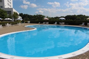 Seasonal outdoor pool