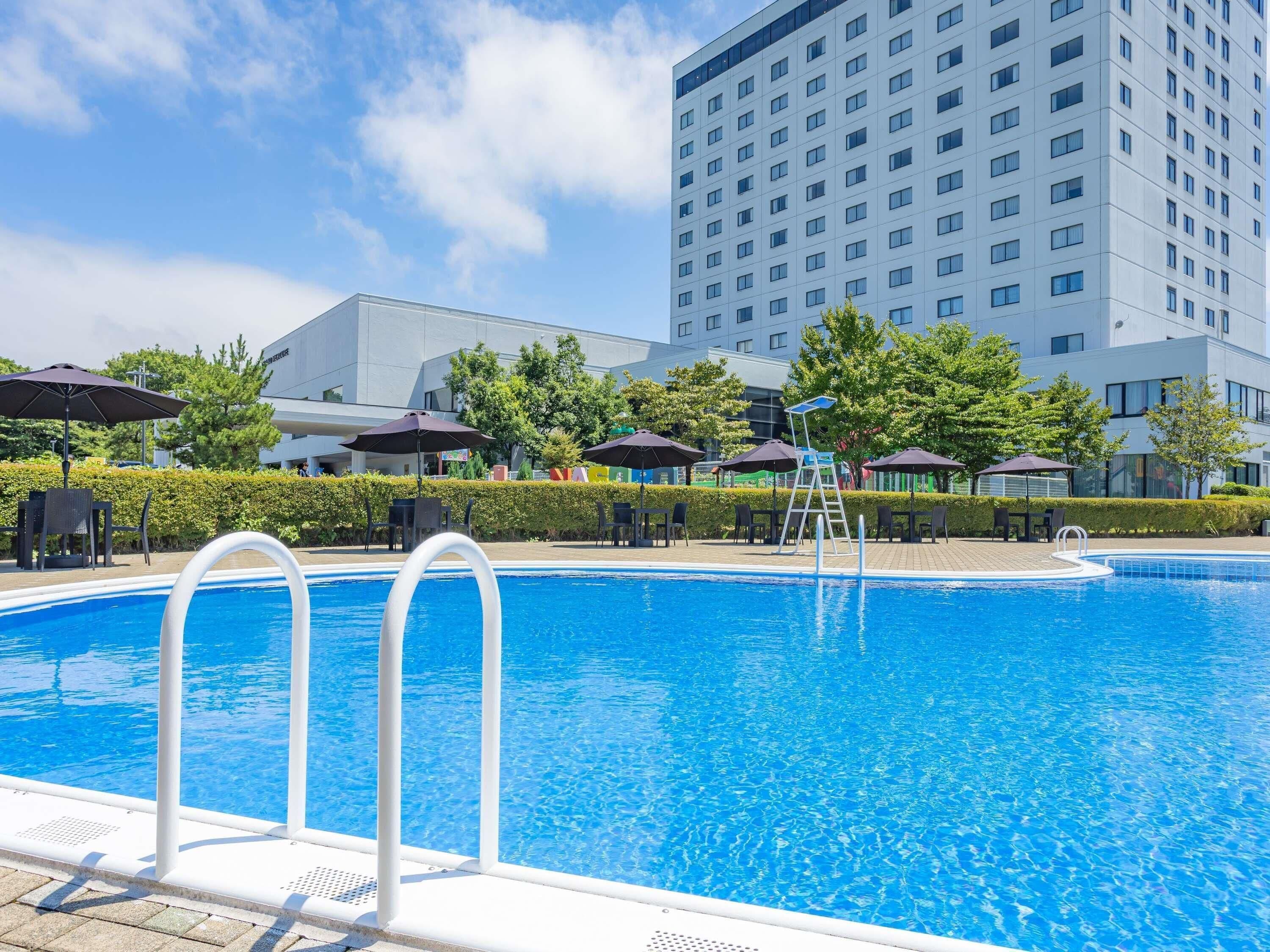 Una piscina al aire libre de temporada