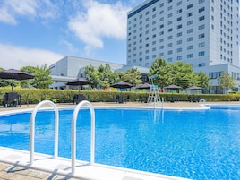 Una piscina al aire libre de temporada