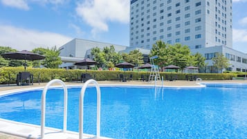 Seasonal outdoor pool