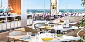 Se sirven desayunos, cenas y cocina local e internacional