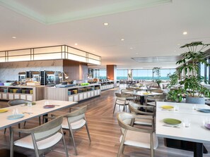 Petit déjeuner et dîner servis sur place