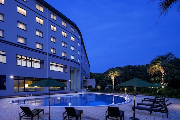 Una piscina al aire libre de temporada