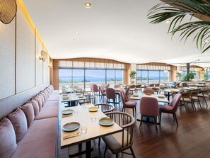 Frokost og middag serveres, utsikt mot havet 