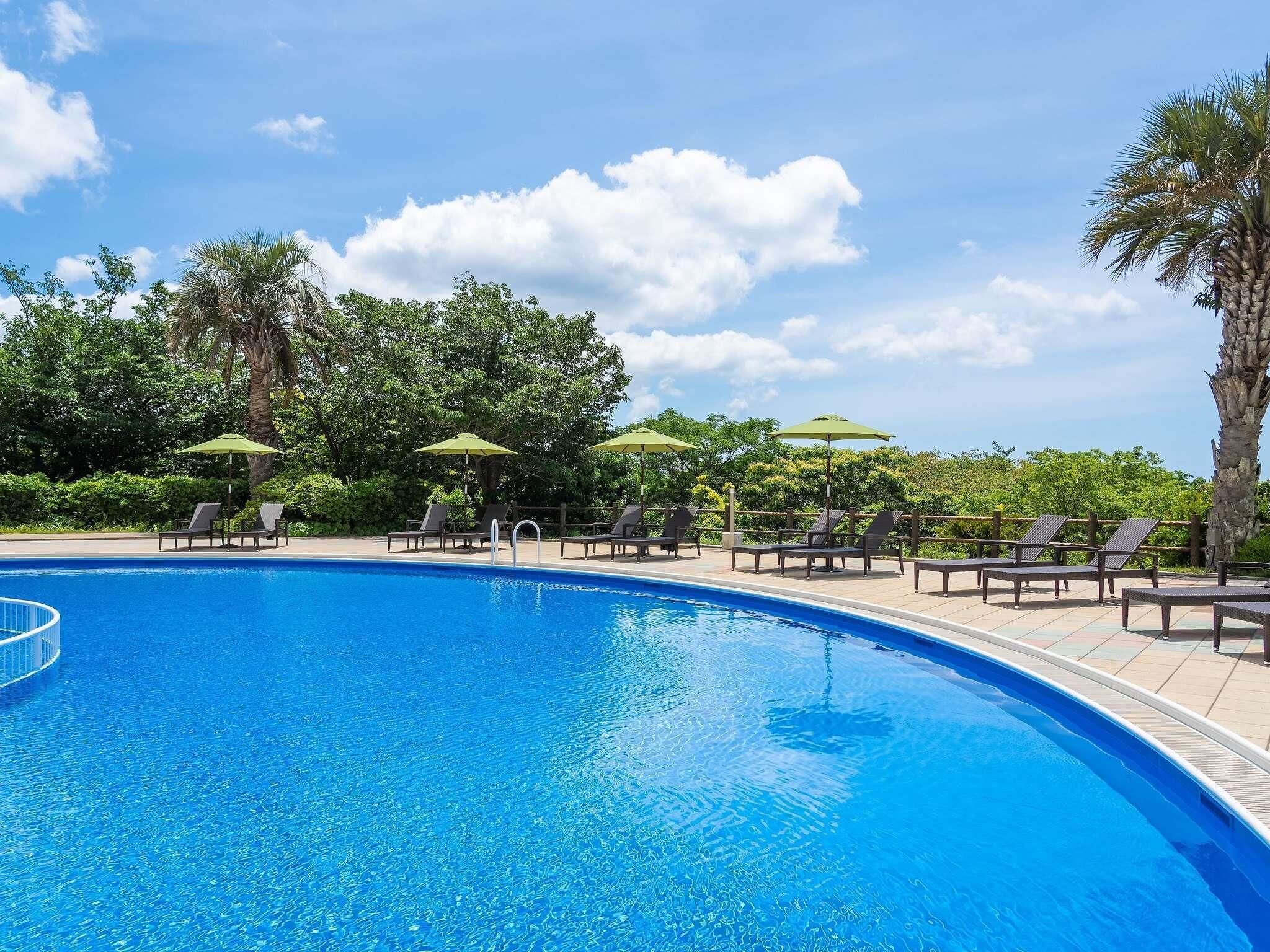 Una piscina al aire libre de temporada