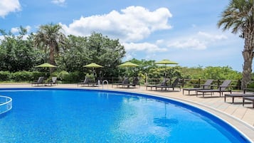 Una piscina al aire libre de temporada