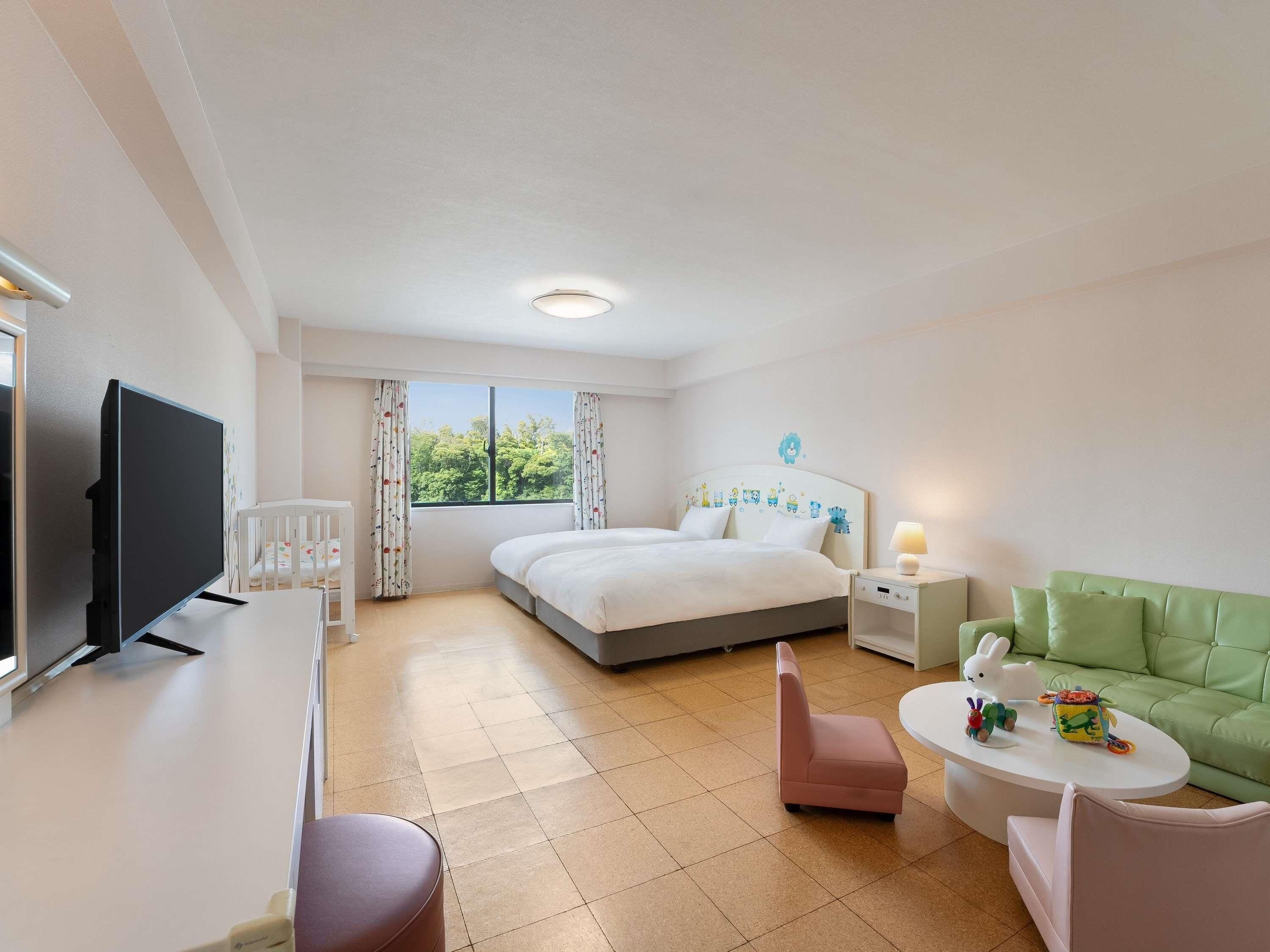 Classic Room, 3 Twin Beds | 2 bedrooms, in-room safe, free WiFi, bed sheets