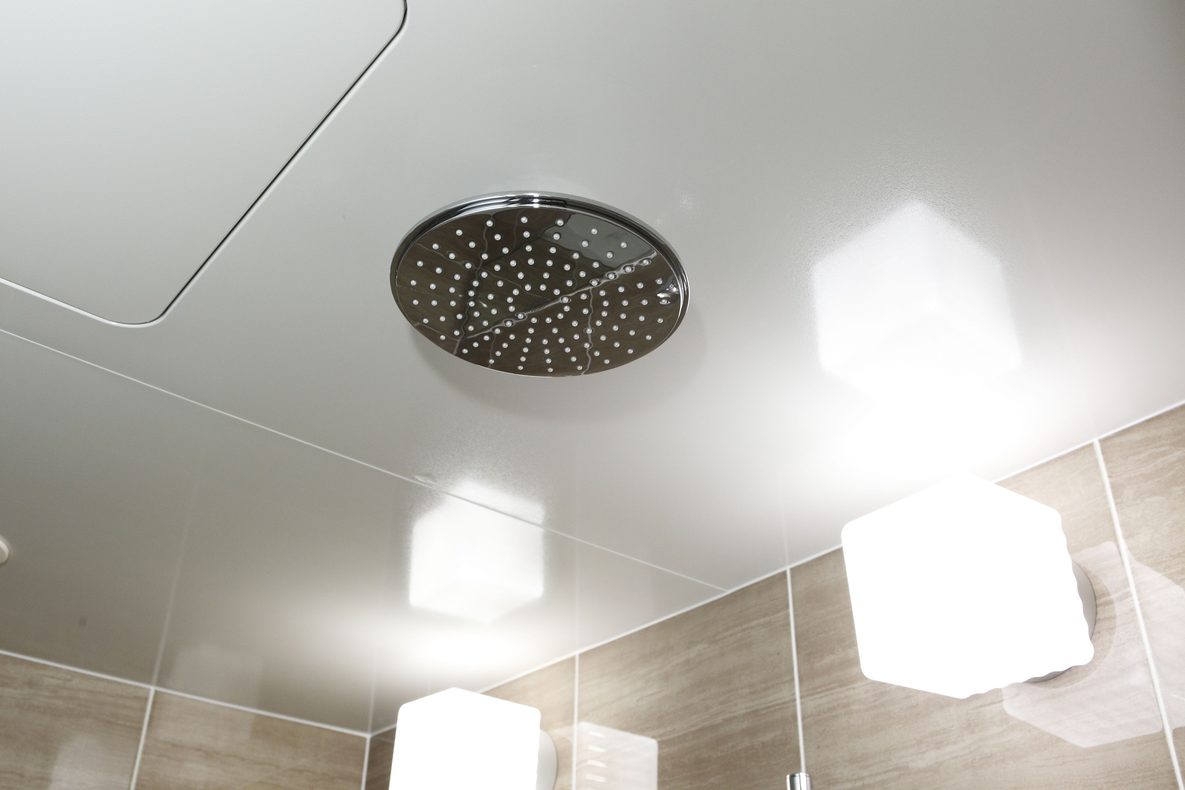 Une pomme de douche moderne au design circulaire et dotée de plusieurs jets.