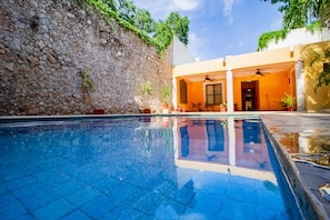 Utomhuspool med öppettider 10.00 till 21.00, och solstolar